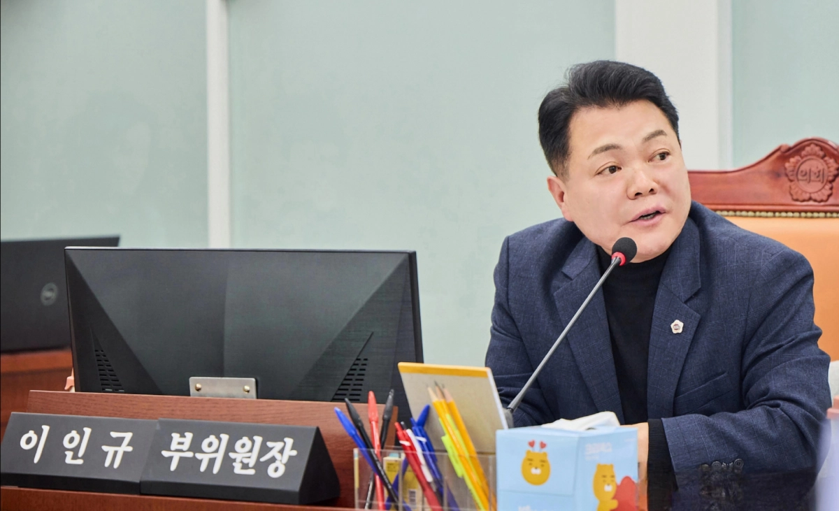 이인규 의원이 9일 열린 제388회 임시회 교육기획위원회 업무보고에서 IB(국제바칼로레아) 교육 운영 방향과 관련해 정책의 균형성과 점진적 확대 필요성을 주문하고 있다.(사진=경기도의회)