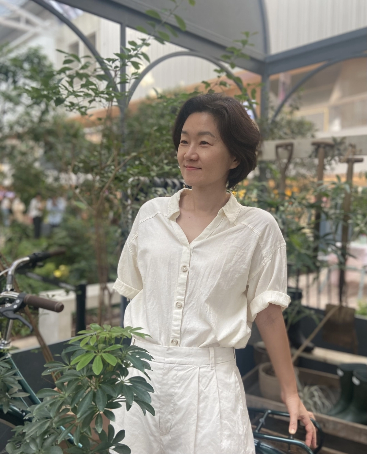 5년 만에 소설집 ‘왼손잡이는 꿈을 잘 기억한다’(문학동네) 를 최근 출간한 소설가 김성중.  그는 “환상은 도피가 아니라 현실의 또 다른 번역 버전”이라고 강조했다.  김성중 작가 제공