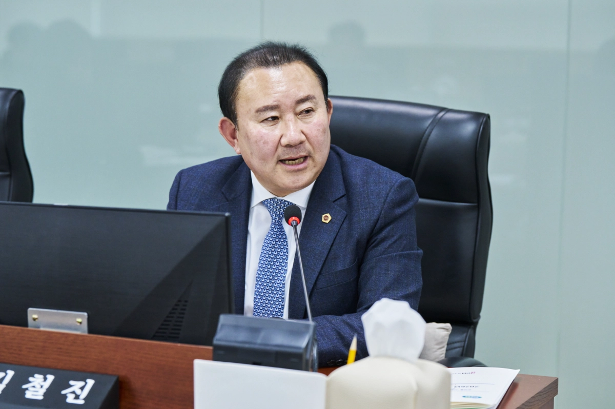 김철진 의원이 9일 열린 제388회 임시회에서 미래성장산업국 등으로부터 2026년 업무보고를 받고 지역혁신중심 대학지원체계(RISE)와 AI+X 정책에 대해 질의하고 있다.(사진=경기도의회)