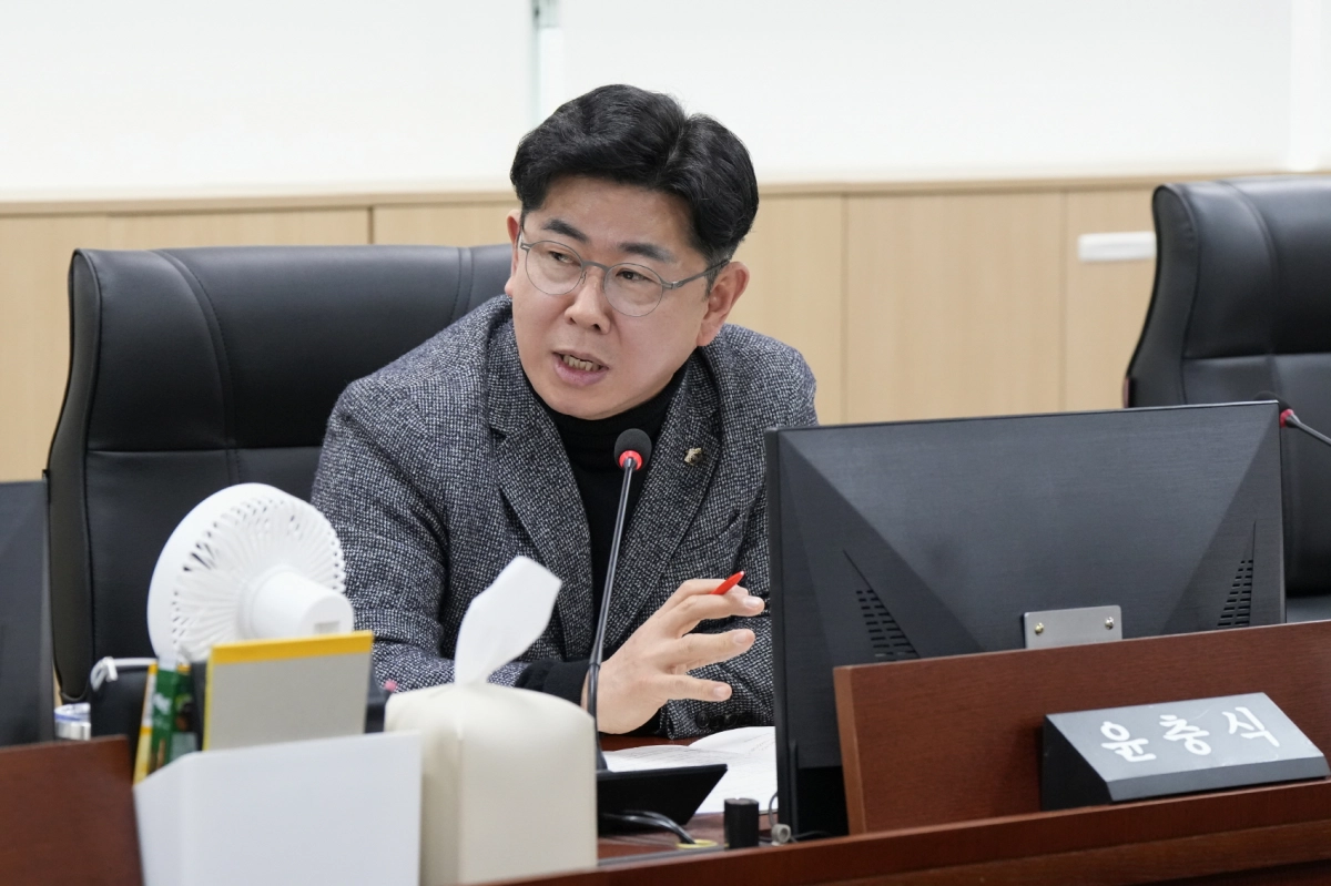 윤충식 의원이 9일 제388회 임시회 대진테크노파크(대진TP) 업무보고에서 경기 북부의 거점 기관으로서 예산확보 등 대진TP의 강력한 의지를 주문하고 있다.(사진=경기도의회)