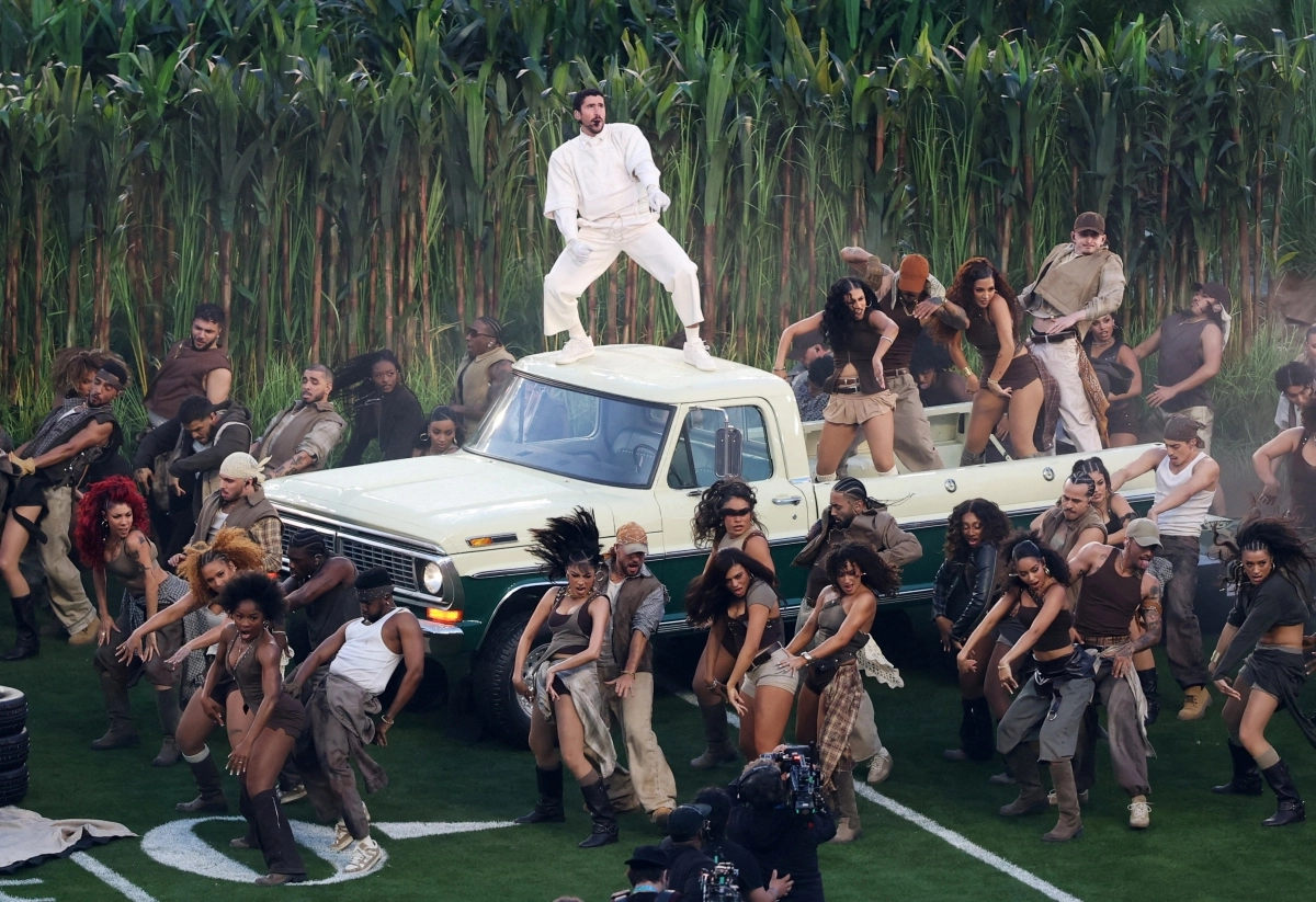 배드 버니, 美 슈퍼볼 도중 이민정책 비판 공연… 트럼프 “역대 최악”