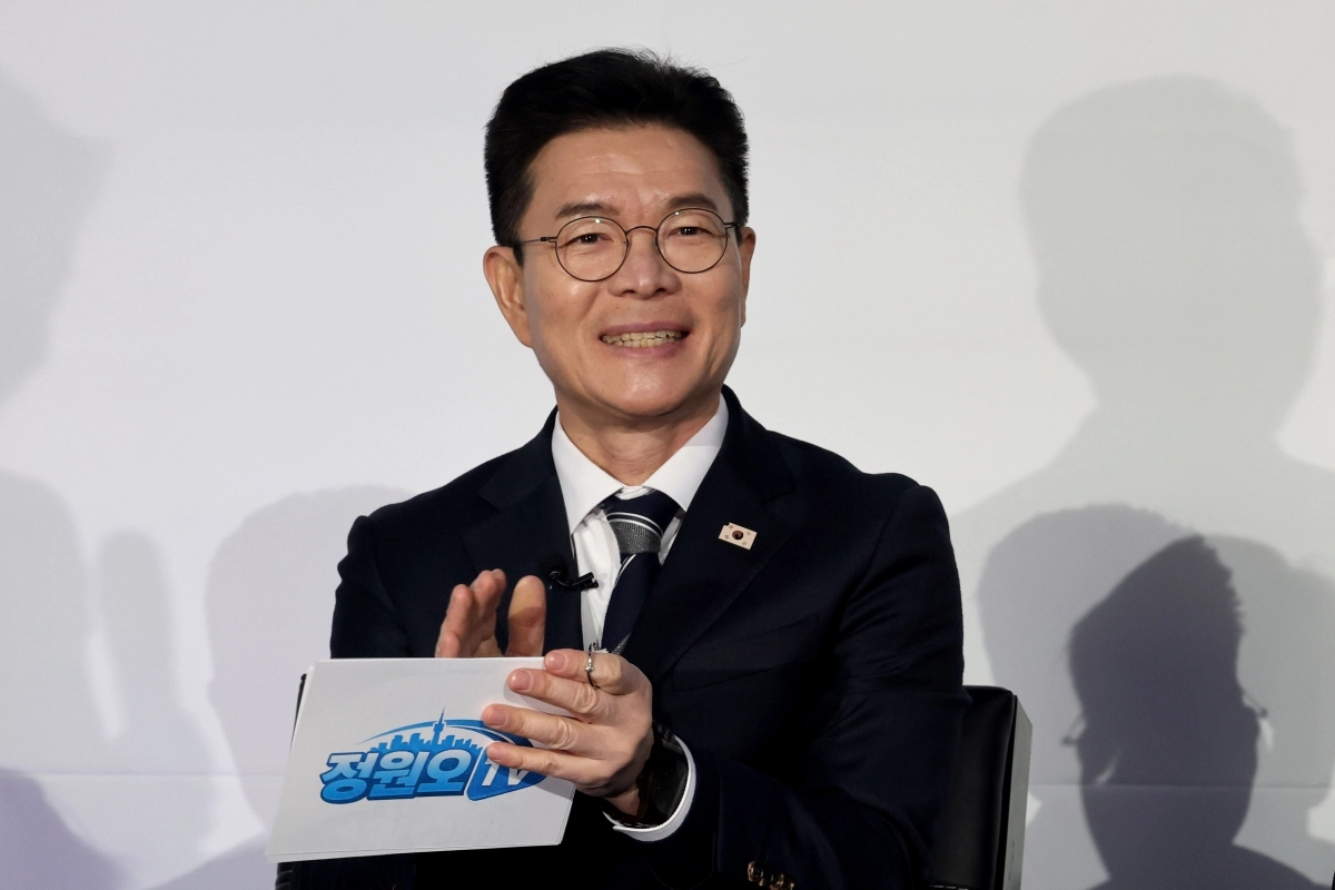 정원오 성동구청장이 지난 8일 서울 영등포구 문래동 복합문화공간 올댓마인드에서 열린 북콘서트에 손뼉을 치고 있다. 이날 정 구청장은 서울시장 출마 의사를 공식화했다. 뉴스1