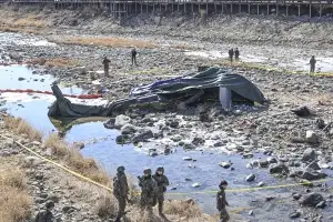 가평서 군 헬기 추락… 조종사 2명 사망 [포토多이슈]