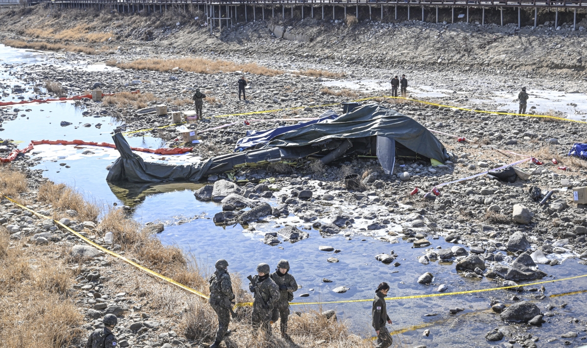 군 관계자들이 9일 경기 가평군 조종면 신하교 인근에 추락한 군 헬기 잔해 근처에서 현장을 통제하고 있다. 이날 오전 11시께 육군 코브라 헬기가 추락해 조종사 두 명이 심정지 상태로 병원에 이송됐으나 결국 모두 숨졌다. 2026.2.9 이지훈 기자