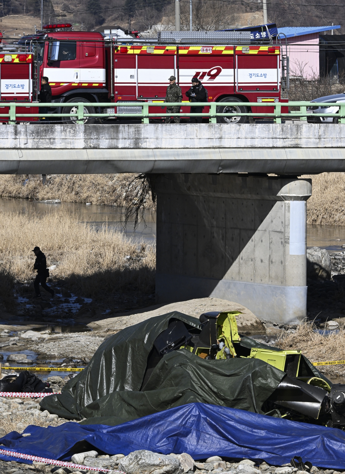 군 코브라 헬기가 9일 경기 가평군 조종면 신하교 인근에 추락해 잔해가 널브러져 있다. 2026.2.9 이지훈 기자