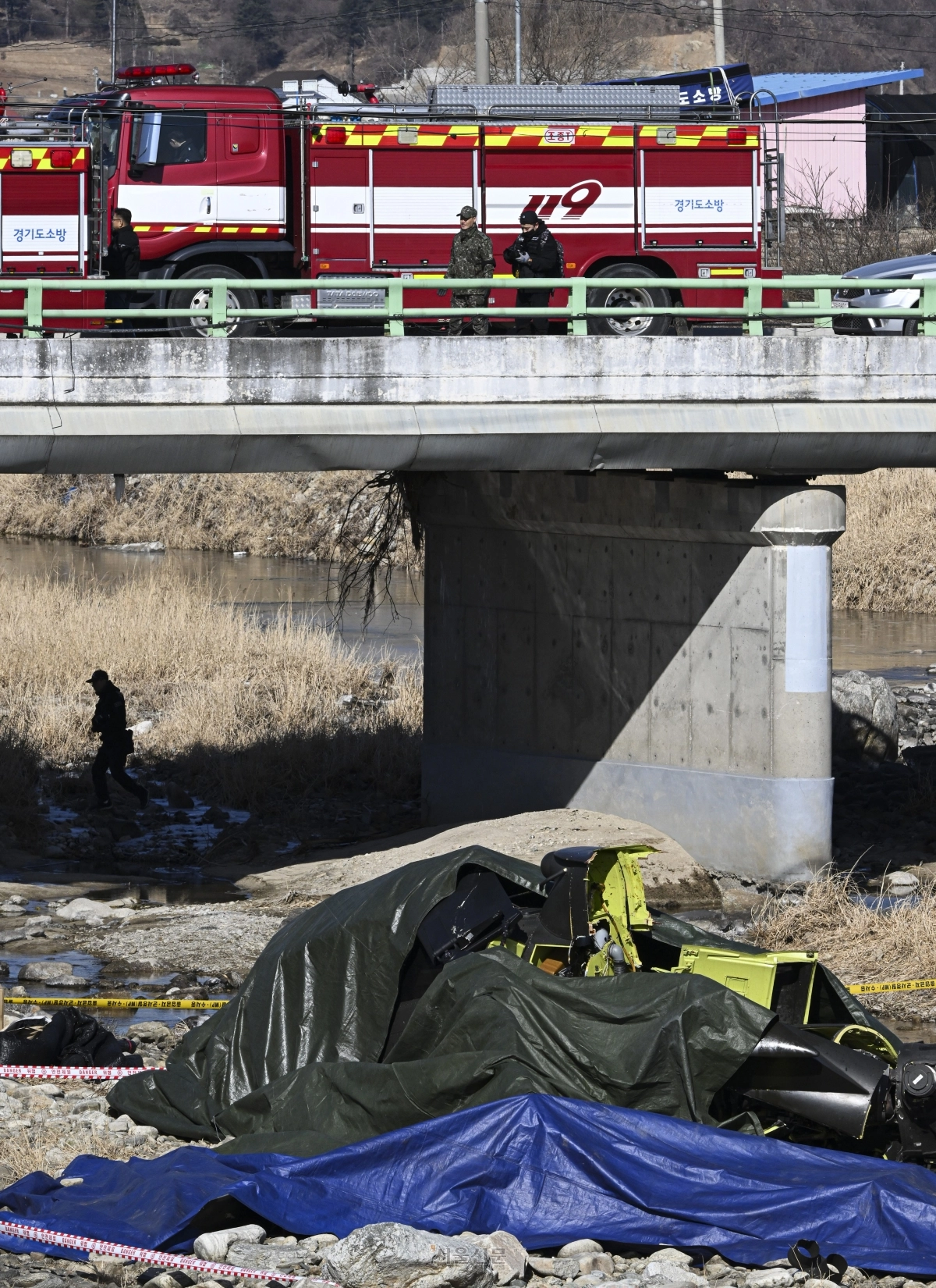 군 코브라 헬기가 9일 경기 가평군 조종면 신하교 인근에 추락해 잔해가 널브러져 있다. 2026.2.9 이지훈 기자