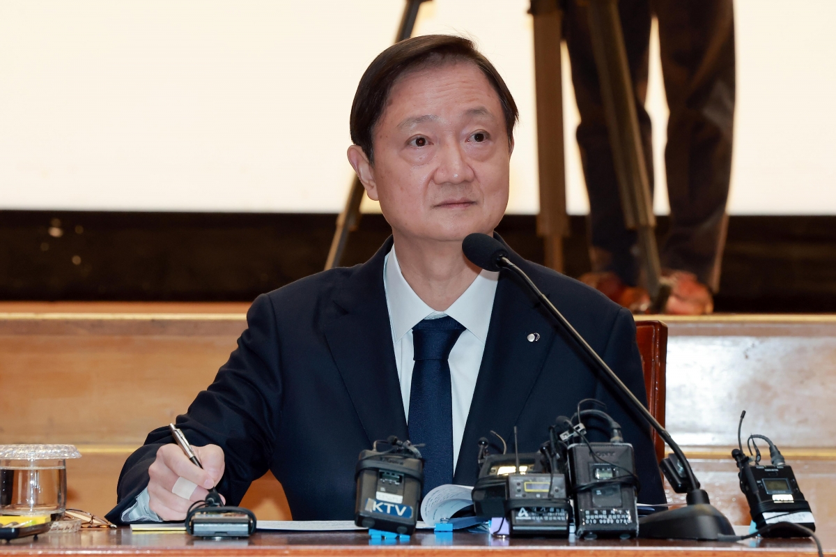 이찬진 금융감독원장이 9일 서울 영등포구 여의도 금융감독원에서 2026년 업무계획을 발표한 뒤 기자 질문을 들으며 메모하고 있다. 2026.2.9  연합뉴스