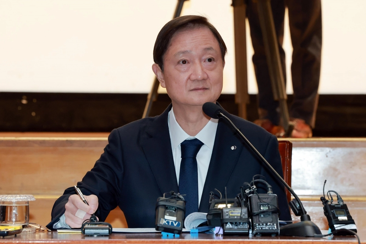 이찬진 금융감독원장이 9일 서울 영등포구 여의도 금융감독원에서 2026년 업무계획을 발표한 뒤 기자 질문을 들으며 메모하고 있다. 2026.2.9  연합뉴스