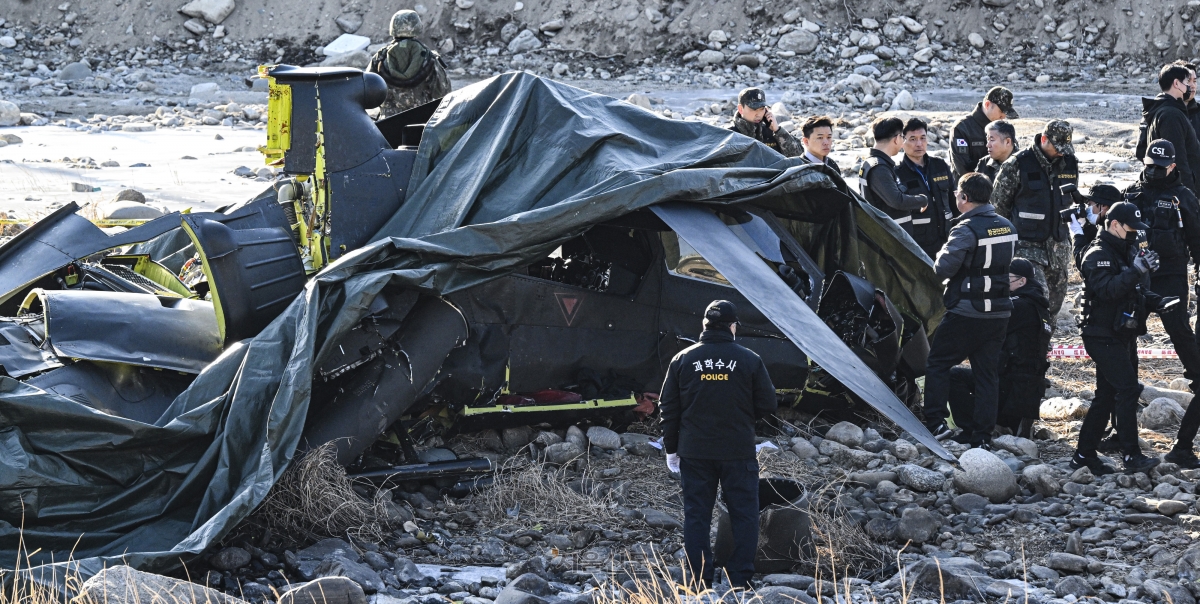 군 관계자들과 경찰 과학수사대 등이 9일 경기 가평군 조종면 신하교 인근에 추락한 군 헬기 잔해에서 현장 조사를 하고 있다. 2026.2.9 이지훈 기자