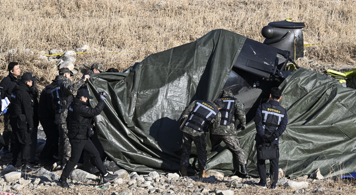 군 관계자들과 경찰 과학수사대 등이 9일 경기 가평군 조종면 신하교 인근에 추락한 군 헬기 잔해에서 현장 조사를 하고 있다. 2026.2.9 이지훈 기자