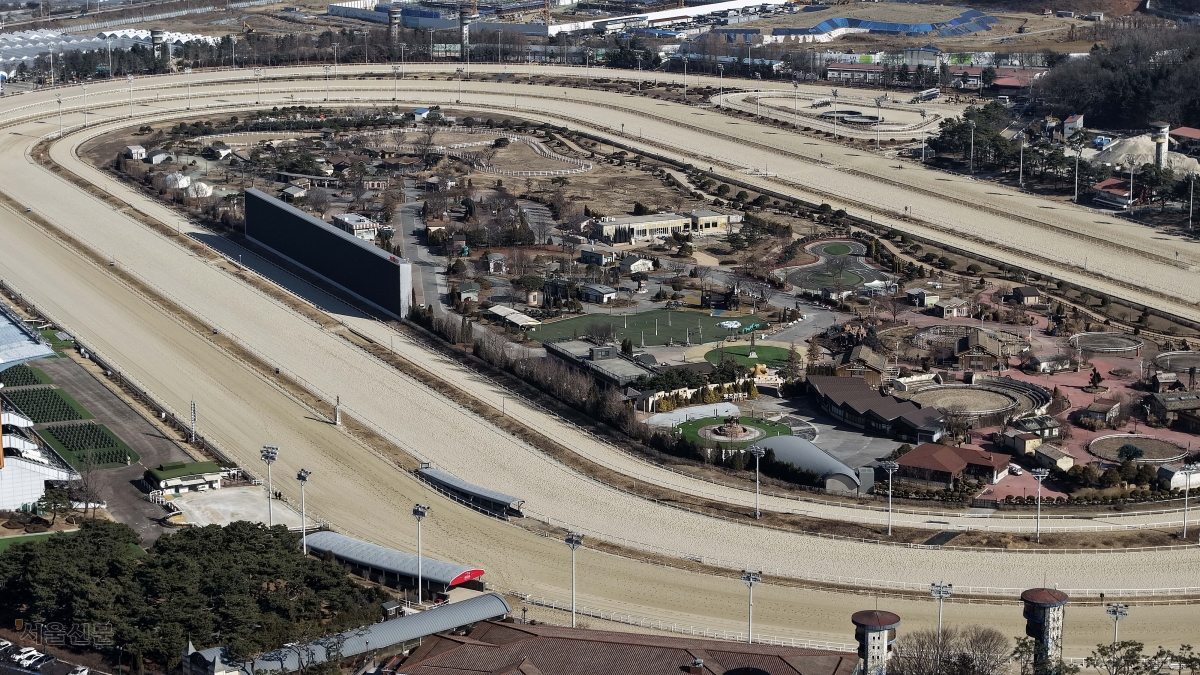 정부가 1·29 부동산 공급대책에서 경기 과천경마장(렛츠런파크)과 국군 방첩사령부 부지를 통합 개발해 9800가구를 공급하겠다고 밝힌 가운데 송미령 농림축산식품부 장관이 9일 기자간담회에서 “과천경마장을 경기 내 다른 지역으로 이전하는 방안을 검토하고 있다”고 밝혔다. 사진은 과천경마장 전경. 이지훈 기자