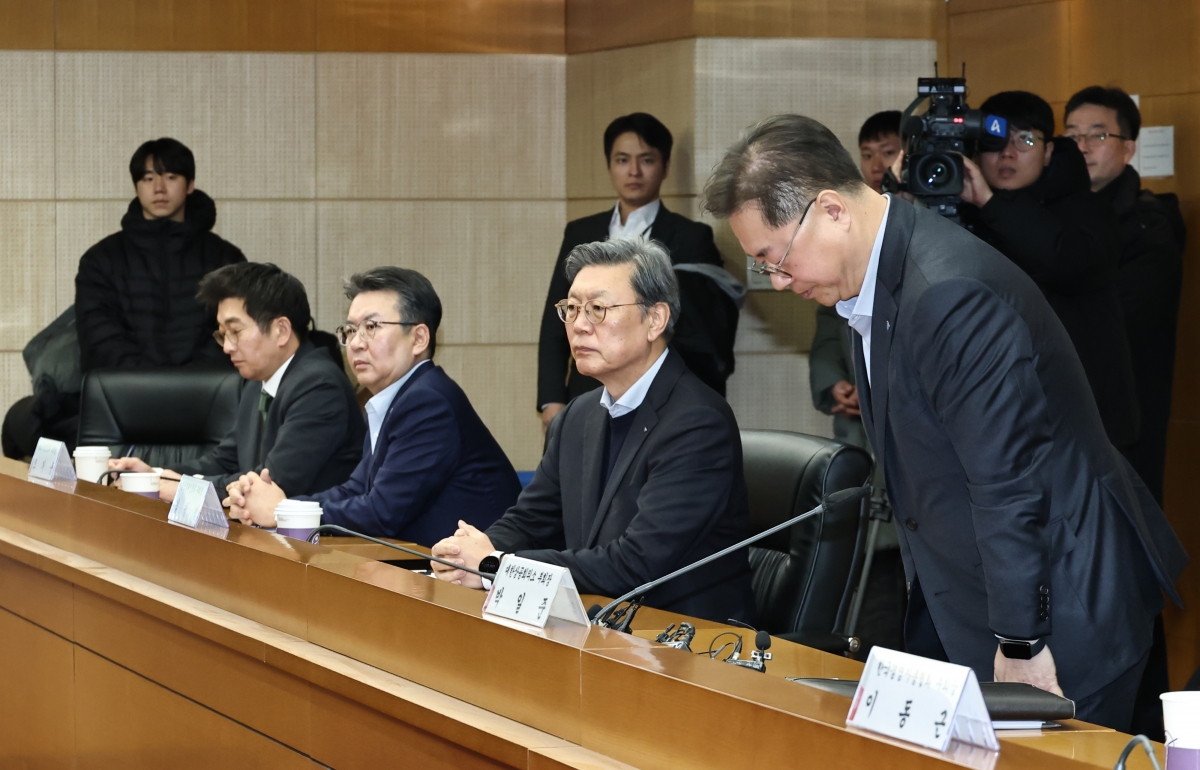 고개 숙인 대한상의 부회장