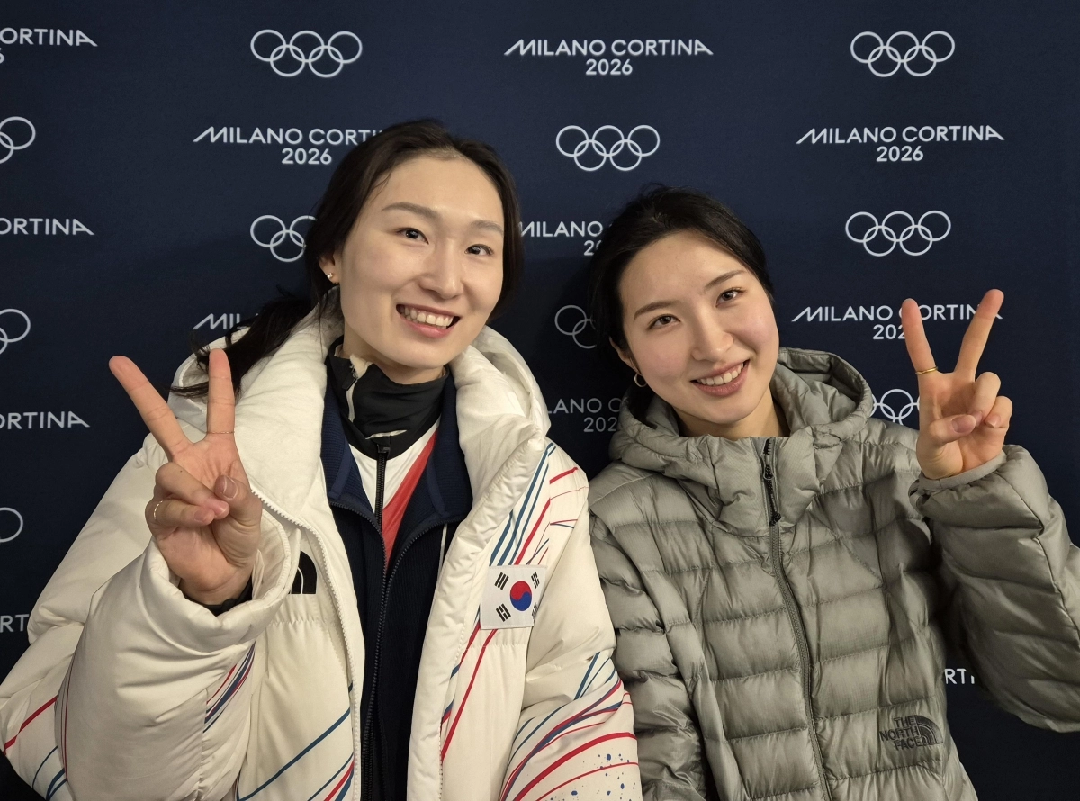 쇼트트랙 국가대표 최민정(왼쪽)과 김길리가 9일(한국시간) 이탈리아 밀라노 아이스스케이팅 아레나에서 열린 2026 밀라노·코르티나담페초 동계 올림픽 공식 훈련을 마친 뒤 인터뷰 후 포즈를 취하고 있다. 2026.2.9 밀라노 연합뉴스