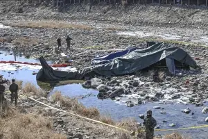 40년 된 육군 헬기 추락, 2명 사망… “민가 피하려 한 듯”