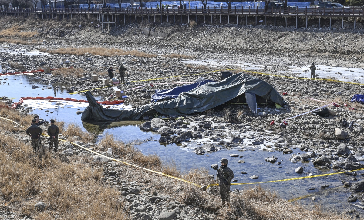 군 관계자들이 9일 경기 가평군 조종면 현리 신하교 인근에 추락한 육군 헬기 잔해 근처에서 현장을 통제하고 있다. 헬기 조종사 등 탑승자 2명은 사고 후 민간병원으로 긴급 후송됐으나 모두 사망했다. 이지훈 기자