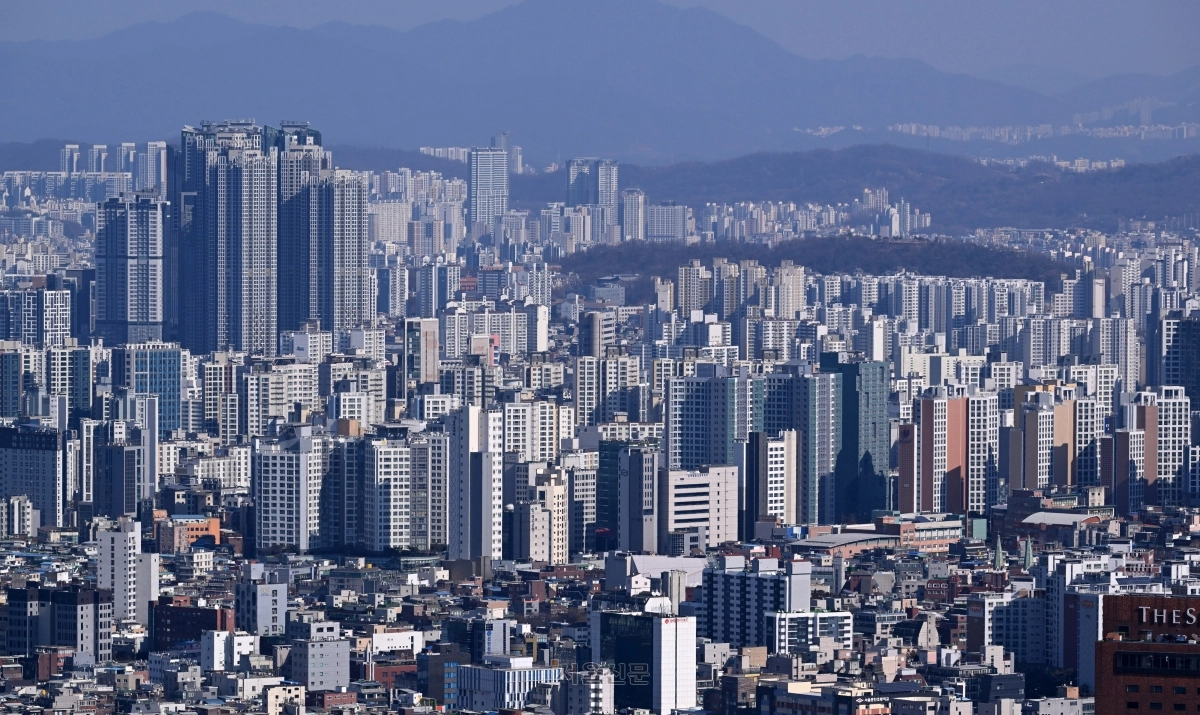 이재명 대통령의 부동산 정상화 발언에 관심이 집중되고 있다. 사진은 서울 남산에서 바라본 서울시내의 모습. 2026. 2.1 도준석 전문기자