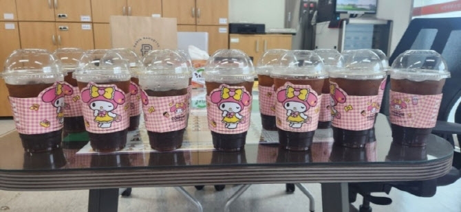 세종시의 한 고등학생이 소비쿠폰으로 소방서에 기부한 커피 50잔. 세종시 제공