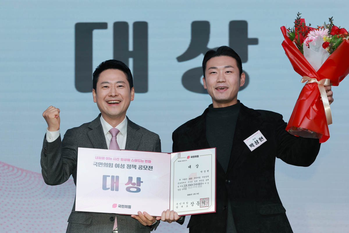 국민의힘 장동혁 대표가 9일 서울 강서구 ASSA 아트홀에서 열린 당 여성 정책 공모전 시상식에 참석해 대상을 시상한 뒤 수상자와 기념 촬영하고 있다. 연합뉴스