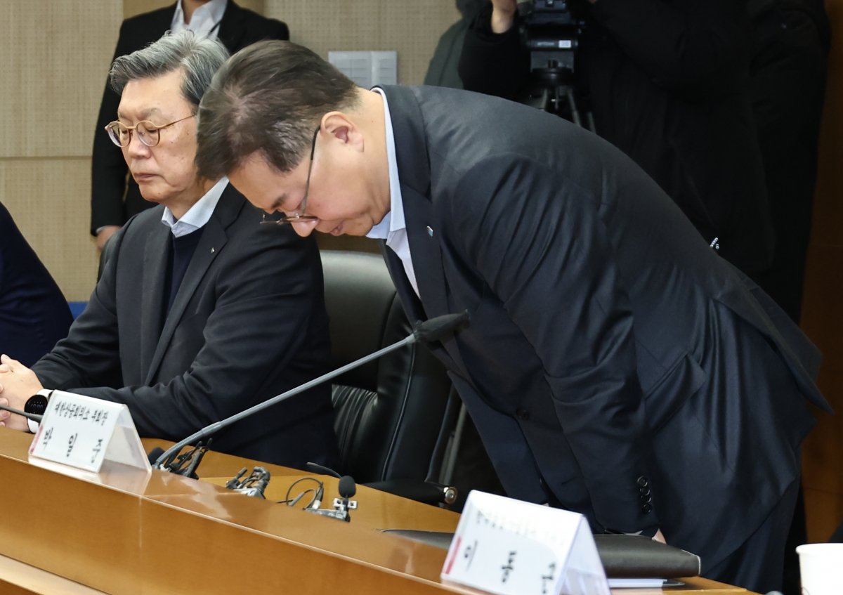 고개 숙이는 박일준 대한상의 부회장