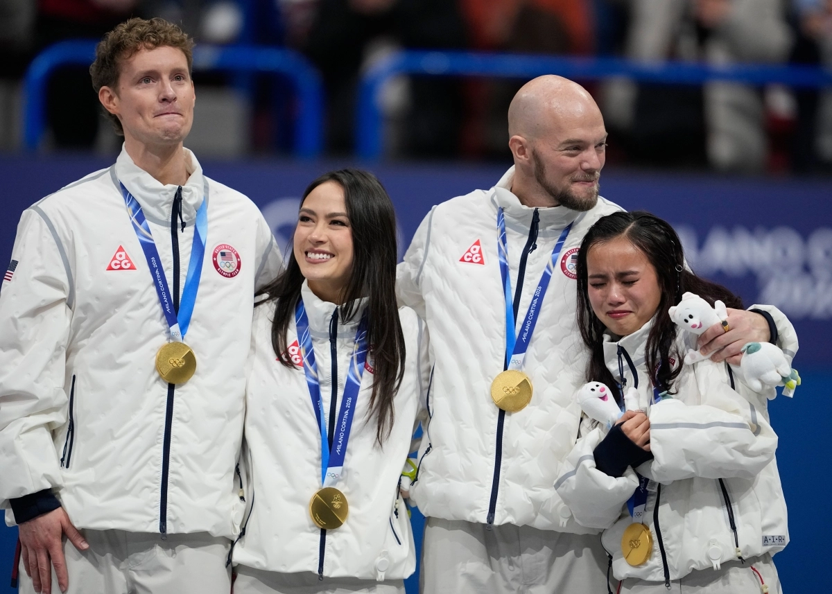 왼쪽부터 에번 베이츠, 매디슨 초크, 대니 오셰이, 엘리 캠 등 미국 대표팀 선수들이 2026 밀라노 동계 올림픽 피겨스케이팅 단체전에서 금메달을 받은 뒤 시상식에 서 있다. 2026년 2월 8일(현지시간) 이탈리아 밀라노. AP뉴시스