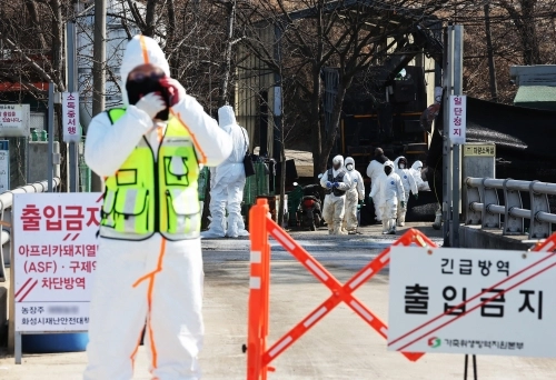 방역 당국이 지난 8일 아프리카돼지열병이 발생한 경기도 화성시 한 돼지농장 출입을 통제하고 있다. 연합뉴스