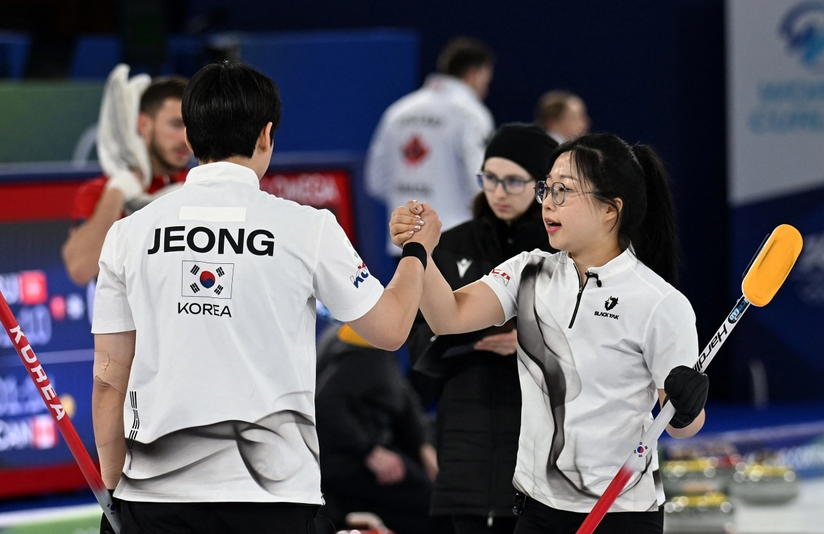 컬링 믹스더블 국가대표 김선영(오른쪽)-정영석이 9일(한국시간) 이탈리아 코르티나담페초의 코르티나 컬링 올림픽 스타디움에서 열린 노르웨이와의 경기에서 5-8로 진 뒤 손을 맞잡고 위로하고 있다. 코르티나담페초 로이터 연합뉴스