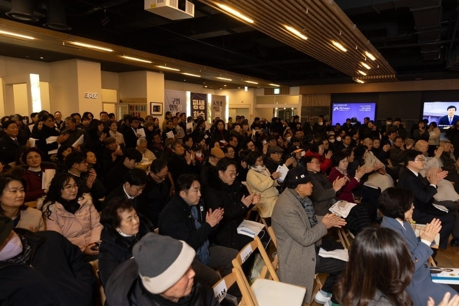 지난 8일 서울 은평구 이호철북콘서트홀에서 열린 김미경 은평구청장 출판기념회에 참석자들이 붐비고 있다. 김미경 은평구청장 제공