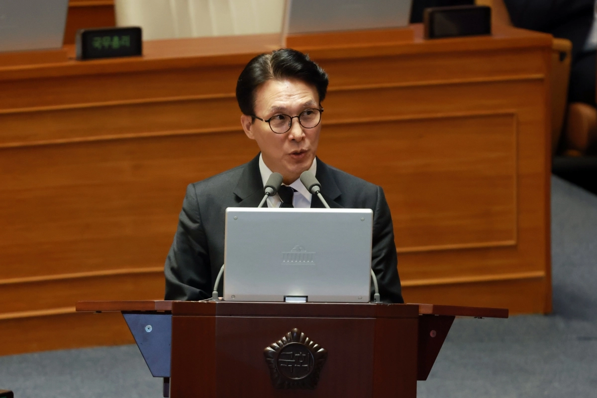 김민석 국무총리가 9일 서울 여의도 국회에서 열린 본회의 정치·외교·통일·안보 분야 대정부질문에서 윤후덕 더불어민주당 의원 질의에 답하고 있다. 2026.02.09. 뉴시스