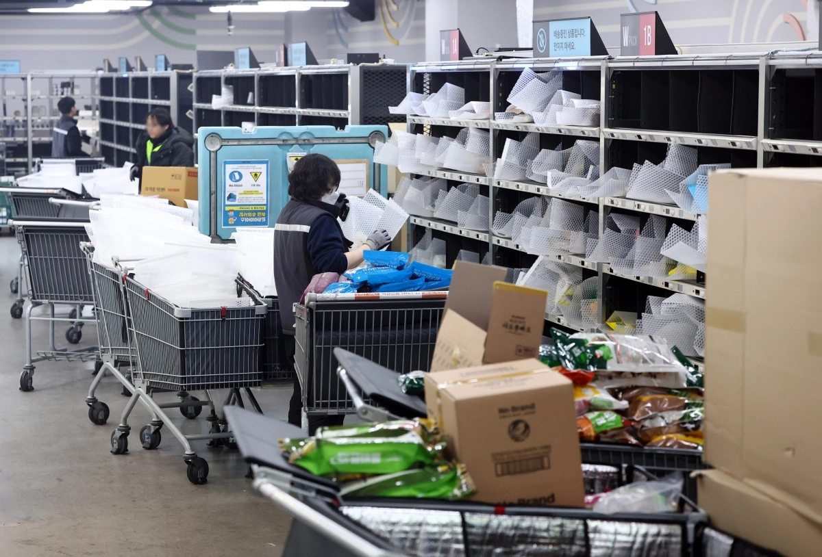 9일 서울 이마트 청계천점 PP센터에서 주문 상품들에 대한 분류 작업이 이뤄지고 있다. 지난 8일 서울 삼청동 국무총리 공관에서 열린 고위 당정협의회에서 대형마트의 ‘새벽 배송’ 허용 등 온라인 배송 규제를 합리화하기 위한 유통산업발전법을 개정하기로 했다고 민주당 박수현 수석대변인이 브리핑에서 밝혔다. 2026.2.9 연합뉴스