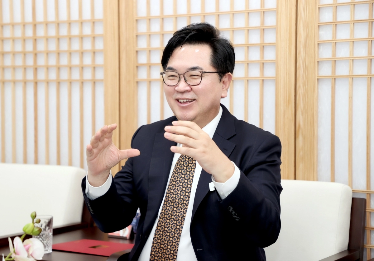 박일하 동작구청장은 9일 구청 집무실에서 진행한 서울신문 인터뷰에서 “고민의 답은 현장에 있다고 생각한다. 올해도 말이 아닌 행동과 결과로 증명하는 구청장이 되기 위해 변함없이 노력하겠다”며 활짝 웃었다. 동작구 제공