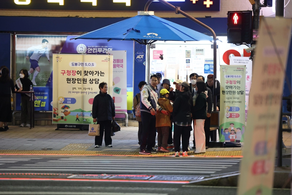 오언석(왼쪽 두 번째) 서울 도봉구청장이 지난해 10월 방학역 1번 출구 앞에서 현장민원상담을 열고 구민들과 대화를 나누고 있다.  도봉구 제공