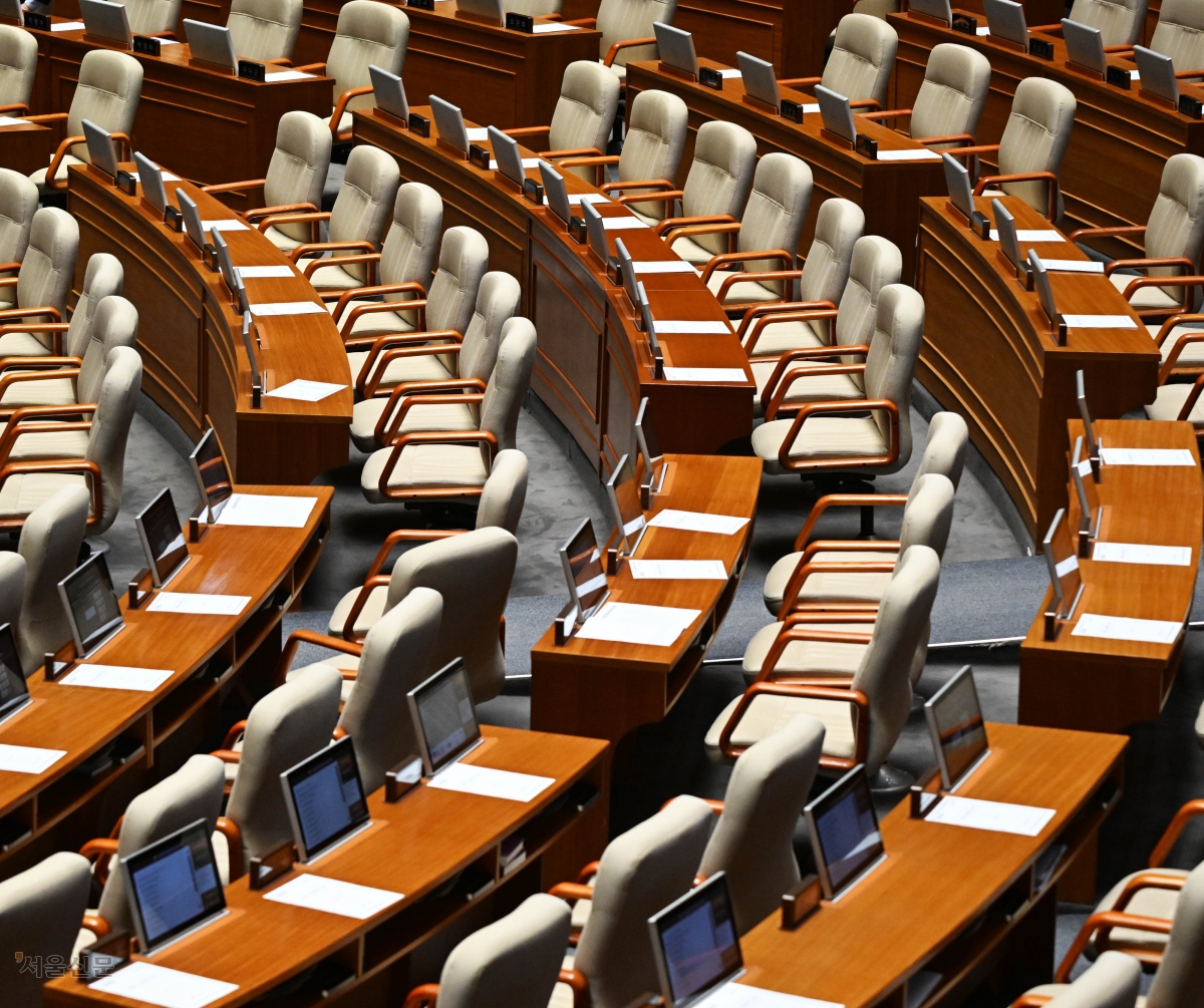 말은 가득, 자리는 텅