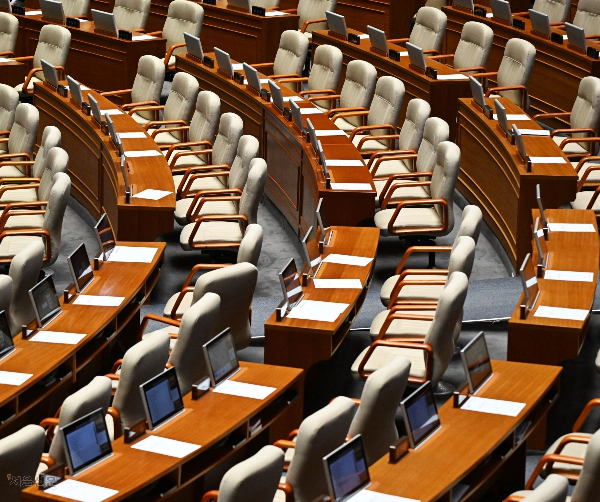 말은 가득, 자리는 텅