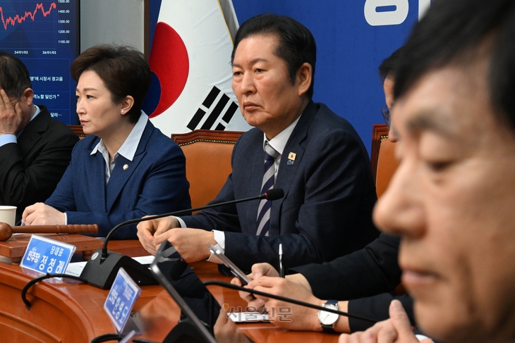 정청래 더불어민주당 대표와 이언주 최고위원, 이성윤 최고위원 등이 9일 국회에서 열린 최고위원회의에서 동료 의원의 발언을 듣고 있다.  홍윤기 기자