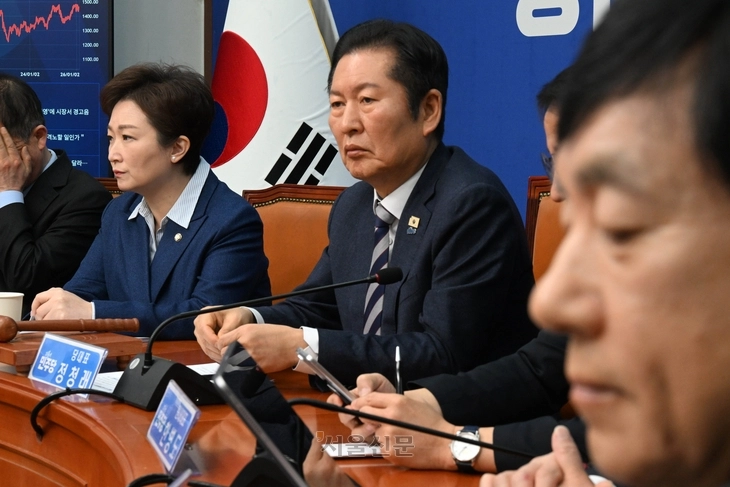 정청래 더불어민주당 대표와 이언주 최고위원, 이성윤 최고위원 등이 9일 국회에서 열린 최고위원회의에서 동료 의원의 발언을 듣고 있다.  홍윤기 기자