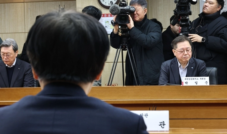 박일준(오른쪽) 대한상공회의소 부회장이 9일 상의 보도자료에서 촉발된 가짜뉴스 관련 경제단체 긴급현안 점검회의에서 김정관 산업통상부 장관의 발언을 듣고 있다. 연합뉴스