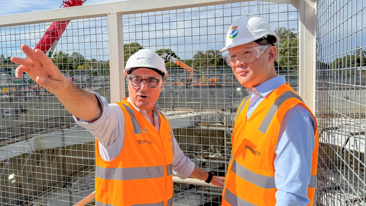 허윤홍(오른쪽) GS건설 대표가 지난 2일부터 5일까지 호주를 방문해 빅토리아주 SRL 지하철 터널 공사 현장을 둘러보고 있다. GS건설 제공