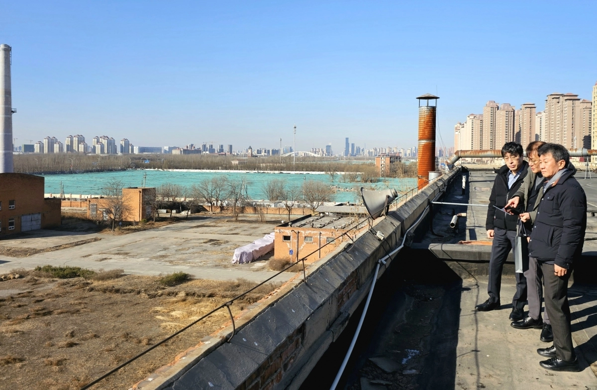 지난 7~9일 중국을 방문한 정몽규(오른쪽) HDC그룹 회장이 중국 톈진 내 추가 사업 개발 후보지를 살펴보고 있는 모습. HDC그룹 제공