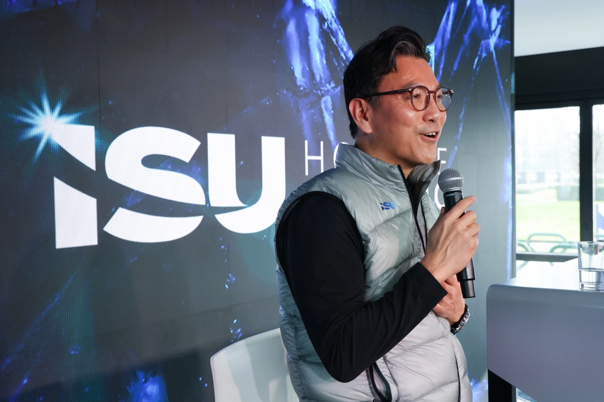 취재진 질문에 답하는 김재열 집행위원