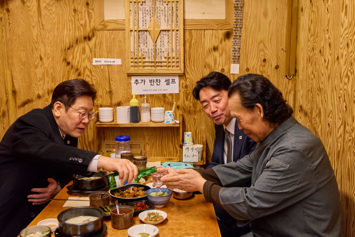 이재명 대통령, 전통시장 방문해 체감경기 경청