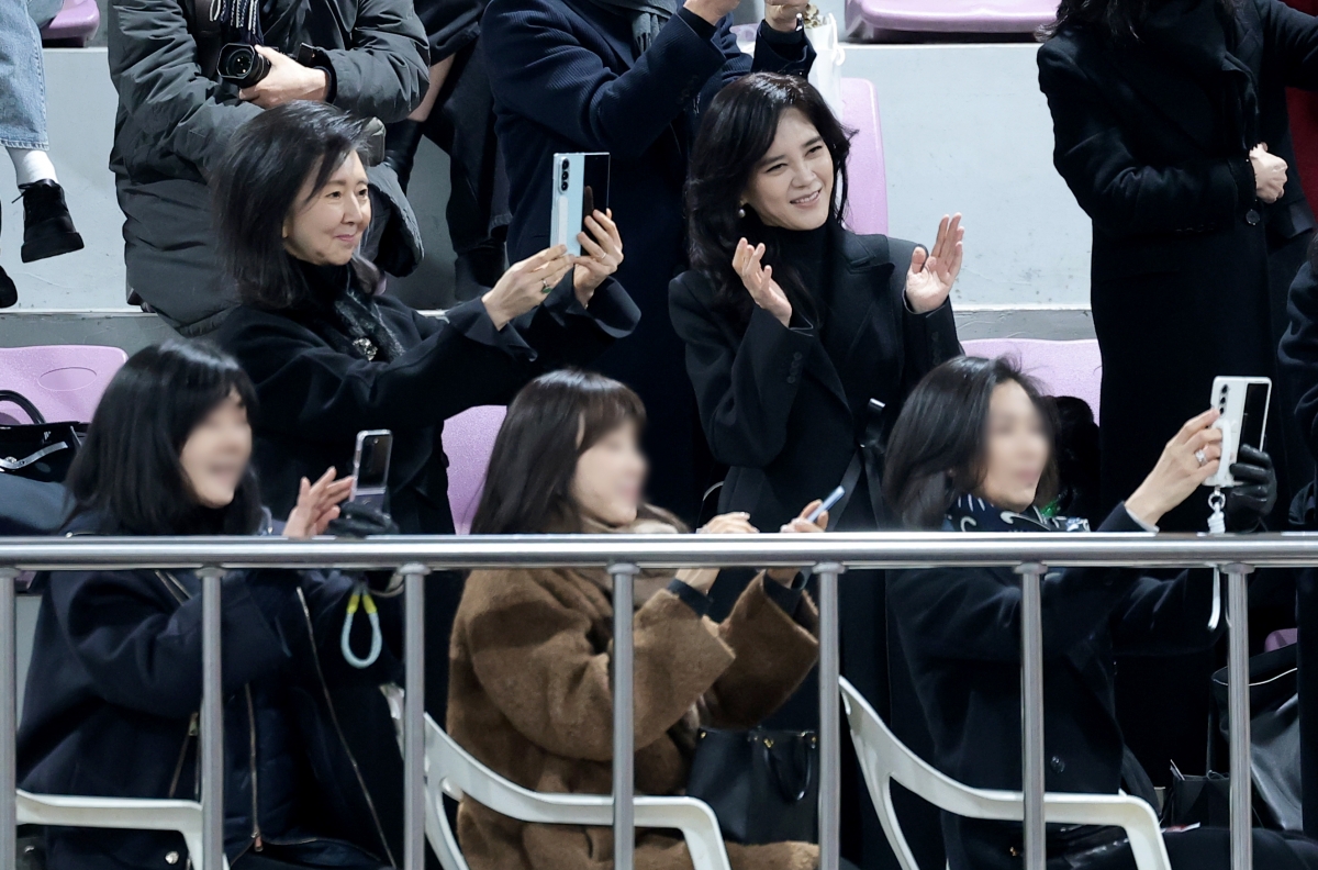 홍라영 전 삼성미술관 리움 총괄부관장(왼쪽)과 이부진 신라호텔 사장이 9일 서울 강남구 휘문고등학교에서 열린 임동현 군의 졸업식에 참석해 즐거운 시간을 보내고 있다. 2026.2.9 뉴스1