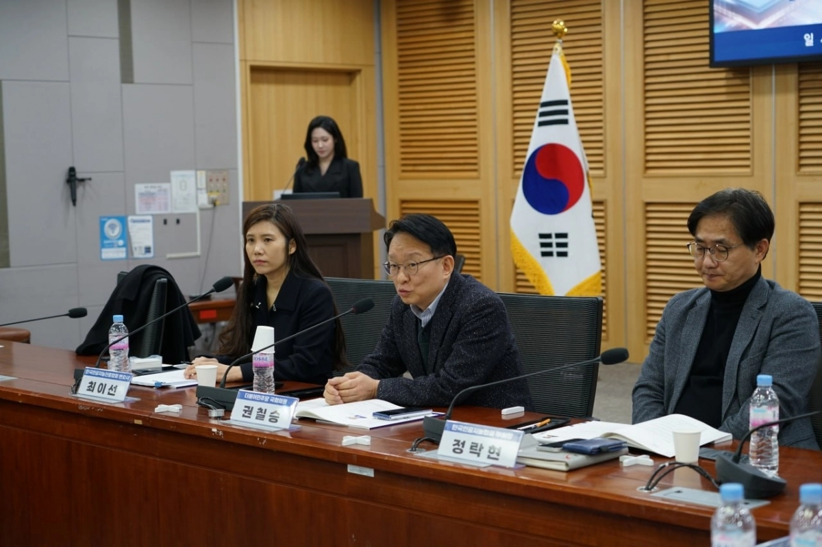 권칠승(오른쪽 두 번째) 더불어민주당 의원이 지난 9일 국회에서 열린 ‘AI 시대 국민의 권리와 선택권 보장을 위한 리걸테크 정책 토론회’에서 리걸테크 진흥법 제정을 촉구하고 있다. 권칠승 의원실 제공