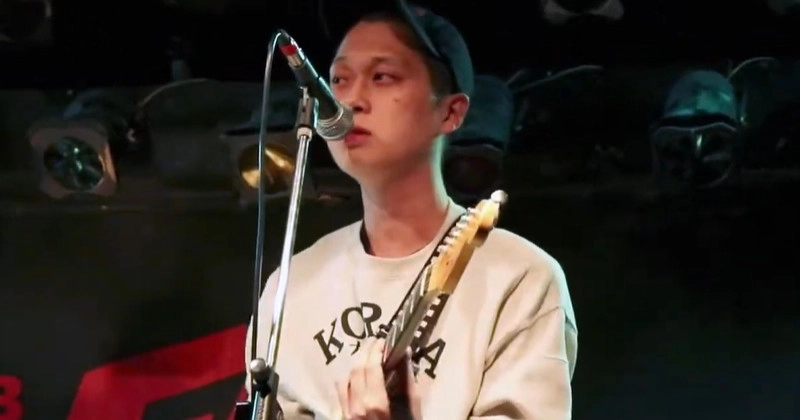 고인이 된 싱어송라이터 박경구의 생전 공연 모습. 유튜브 ‘02789’