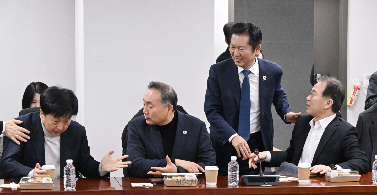 정청래 더불어민주당 대표가 10일 국회 의원회관에서 열란  재선의원 간담회에 참석하고 있다. 2026.2.10 안주영 전문기자