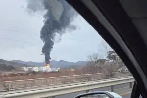 [속보] 경북 경산서 송유관공사 옥외탱크 폭발로 화재…“불 잦아든 상태”