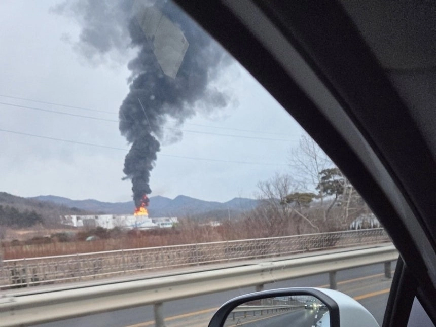 경북 경산의 송유관공사 옥외탱크에서 폭발과 함께 화재가 발생했다. 연합뉴스(독자 제공)