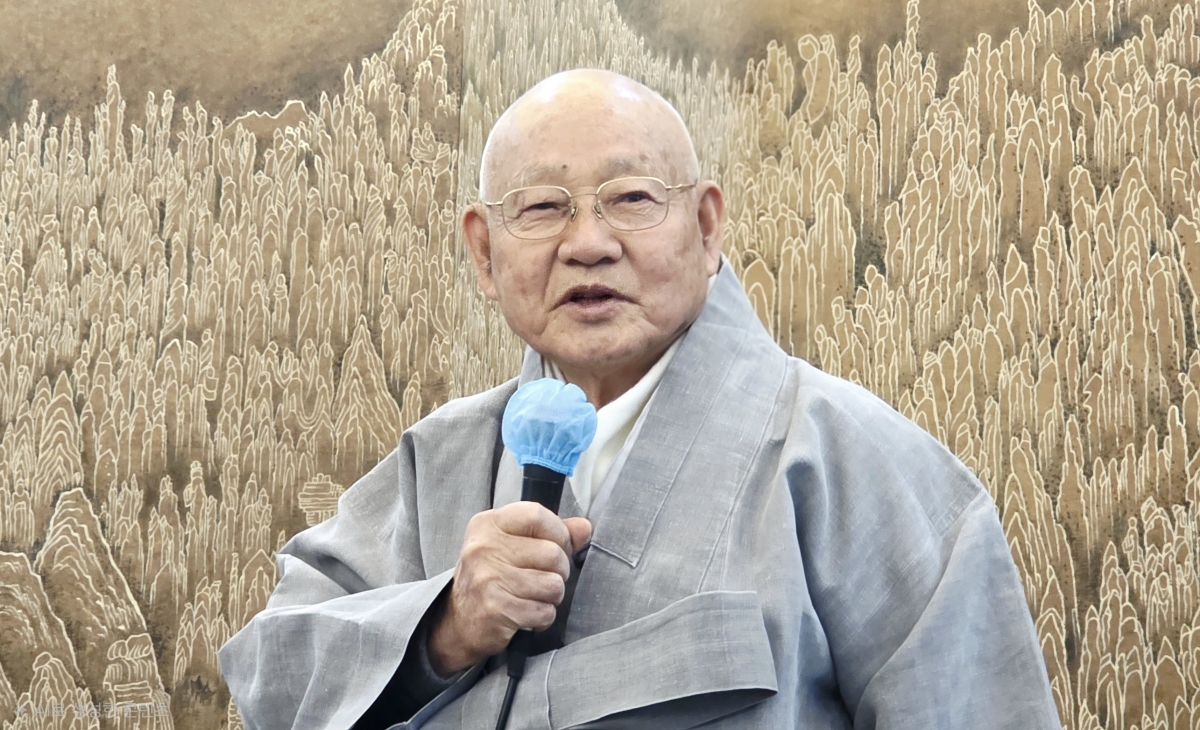 성파 스님이 경기 용인시 경기도박물관에서 9일 열린 기자정담회에서 ‘성파선예’전의 개요를 설명하고 있다.