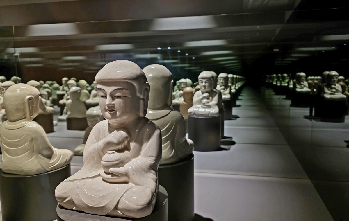 경남 양산 통도사 서운암에서 경기도박물관으로 첫 나들이에 나선 3000도자 불상 중 일부 작품. 그간 대중에 공개되지 않았던 작품들이다.