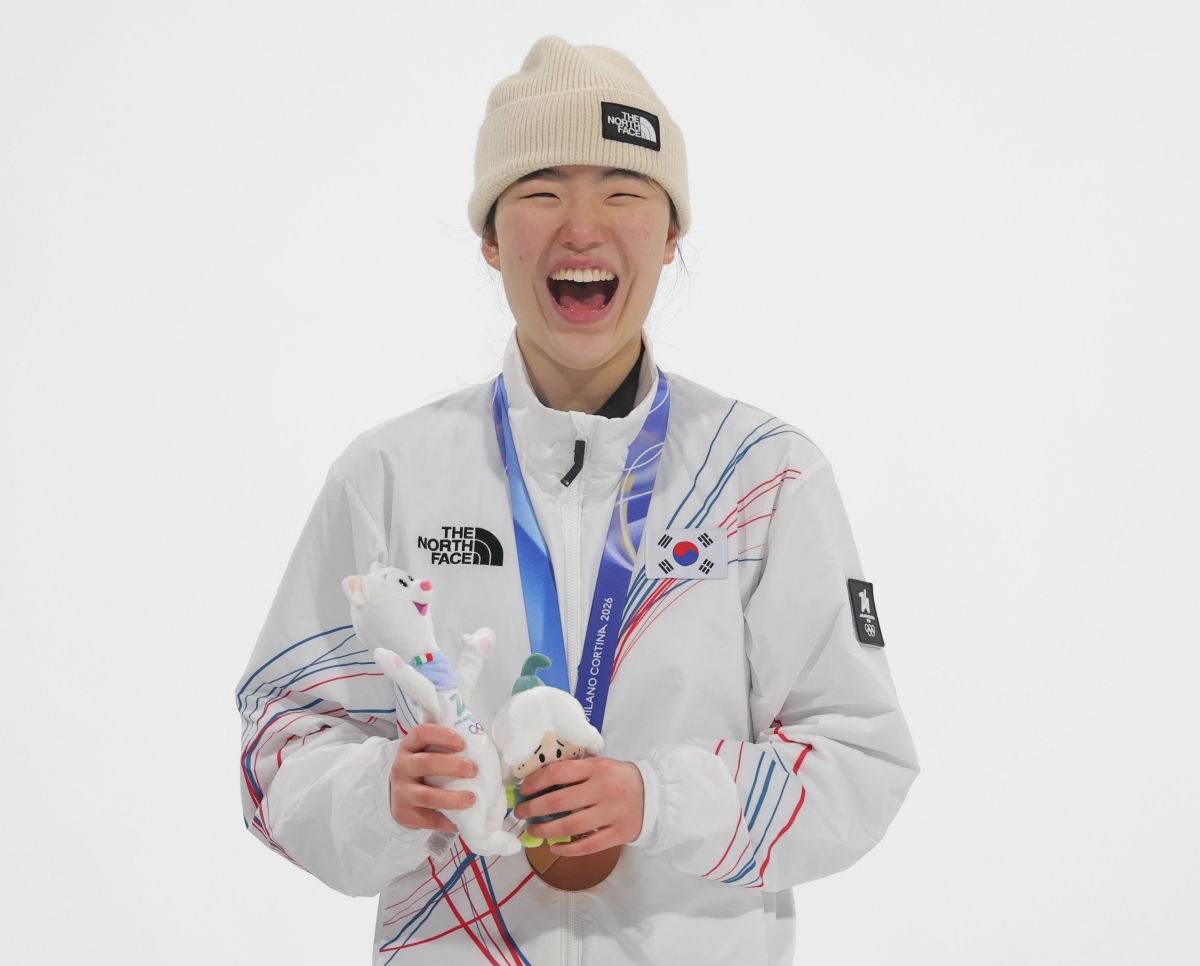 9일(현지시간) 이탈리아 리비뇨 스노파크에서 열린 2026 밀라노-코르티나담페초 동계올림픽 스노보드 여자 빅에어 시상식에서 동메달을 차지한 유승은이 시상대에 올라 미소를 짓고 있다. 2026.2.10 연합뉴스