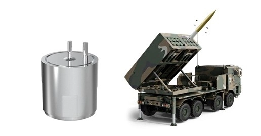 SM벡셀 배터리사업부문이 코리아디펜스인더스트리(KDI)에 납품 완료한 방산용 리튬 앰플전지(왼쪽)와 한국형 다연장로켓체계 천무(K-239)의 230mm급 무유도탄 사격 장면. SM그룹 제공